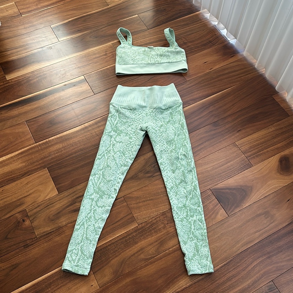 AVOCADO 🥑 MINT GREEN EMBOSSED ATHLETIC SET LEGGINGS AND SPORTS BRA SET